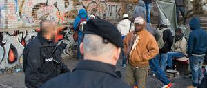 Jobs statt Gras. Die Flüchtlinge dealen nicht, weil ihnen der Job gefällt. Sie dealen, weil sie Geld brauchen. Unser Autor plädiert darum für eine Ausnahmeregelung für Kreuzberg, die ermöglicht, dass die hiesigen Flüchtlinge sofort legal arbeiten dürfen