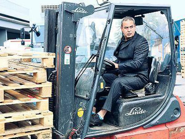 Chef und Mitarbeiter. Atilay Ünal kann besser Stapler fahren als alle zusammen. Sagt er.