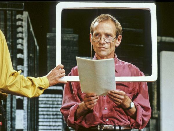 1974 kommt Peter Ensikat zur Distel, für die er erst als Autor und später, von 1999 bis 2006, auch als Künstlerischer Leiter tätig ist.