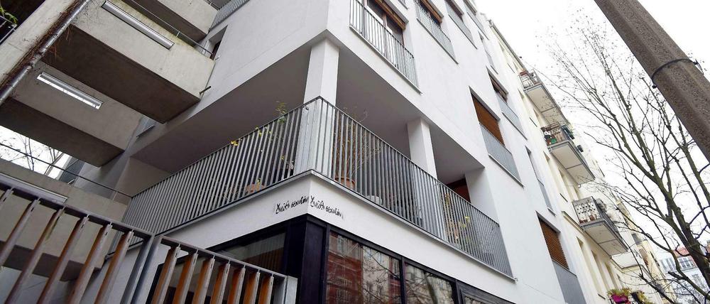 In Prenzlauer Berg steht ein Fertighaus mit sieben Stockwerken. Zehn Monate hat es gedauert, das Gebäude für sechs Familien in einer Baulücke zu errichten.