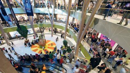 Mit Bringdienst und Spielplatz. Mit einer Handy-App die Jeans im Einkaufszentrum vorbestellen? Und vor Ort erstmal eine Runde Schlittschuh laufen? Um Kunden anzuziehen, stellen sich Shopping-Center derzeit neu auf. 