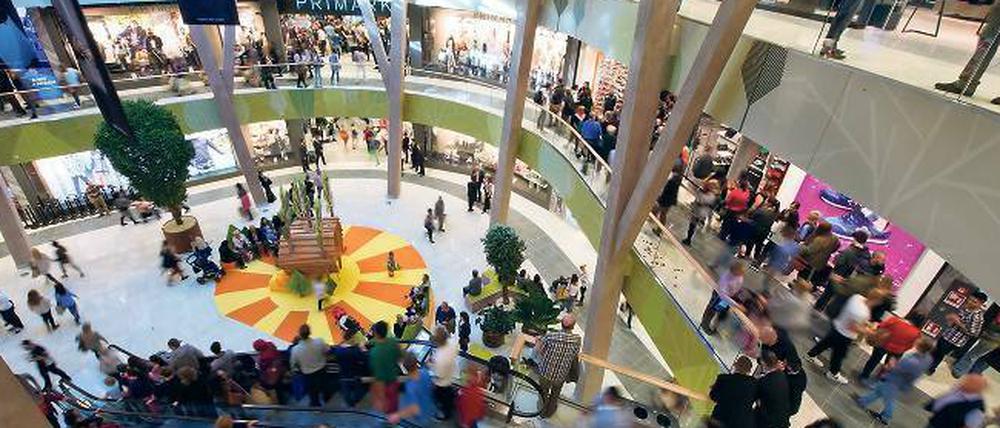 Mit Bringdienst und Spielplatz. Mit einer Handy-App die Jeans im Einkaufszentrum vorbestellen? Und vor Ort erstmal eine Runde Schlittschuh laufen? Um Kunden anzuziehen, stellen sich Shopping-Center derzeit neu auf.
