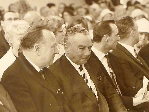 Erich Kästner (Mitte) bei der Einweihung der Erich-Kästner-Grundschule in Berlin-Dahlem.