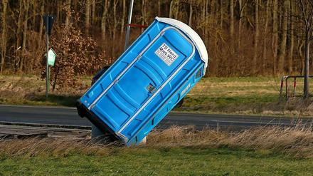 Nicht immer wetterfest sind die mobilen Toiletten, die auch auf Baustellen zum Einsatz kommen.