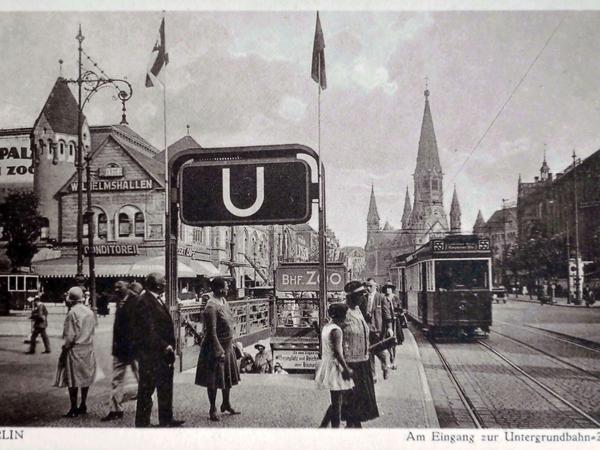 Am Bahnhof Zoo lässt Erich Kästner seinen Emil im Roman "Emil und die Detektive" ankommen. Hier der Blick Richtung Gedächtniskirche um 1930.