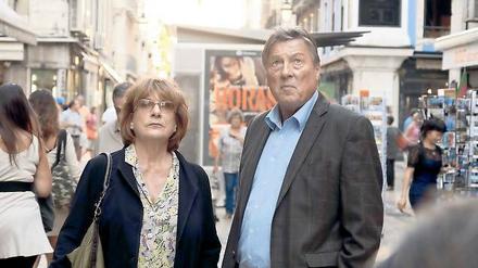 Von wegen Erholung.  Bella Block (Hannelore Hoger) wird von ihrem ehemaligen Chef, dem Staatsanwalt Mehlhorn (Hansjürgen Hürrig), nach Lissabon eingeladen.