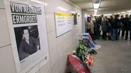 Im Zugang zum U-Bahnhof Samariterstrasse in Friedrichshain gedenken Menschen am Freitag des an gleicher Stelle im Jahr 1992 von einem Neonazi erstochenen Antifaschisten Silvio Meier.