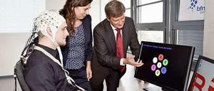 Ausgezeichnet. Klaus-Robert Müller erläutert Wissenschaftssenatorin Sandra Scheeres wie das EEG-basierte Kommunikationssystem funktioniert: In den abgeleiteten Hirnströmen werden Muster identifiziert. Sie zeigen, auf welchen Buchstaben sich der Proband konzentriert. 