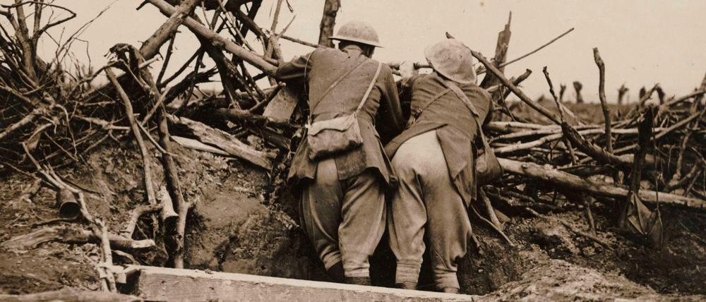 Britische Offiziere beobachten das Artilleriefeuer während der Somme-Schlacht 1916.