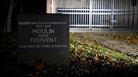 Eingang zum Deutschen Soldatenfriedhof in Moulin-sous-Touvent.