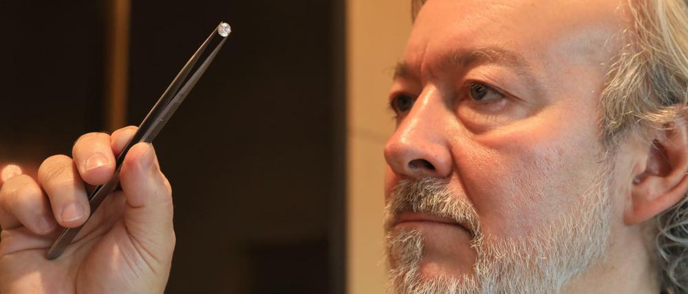 Patrick Zimmermann macht aus Asche verstorbener Diamenten. Bei 1450 Euro geht es los.