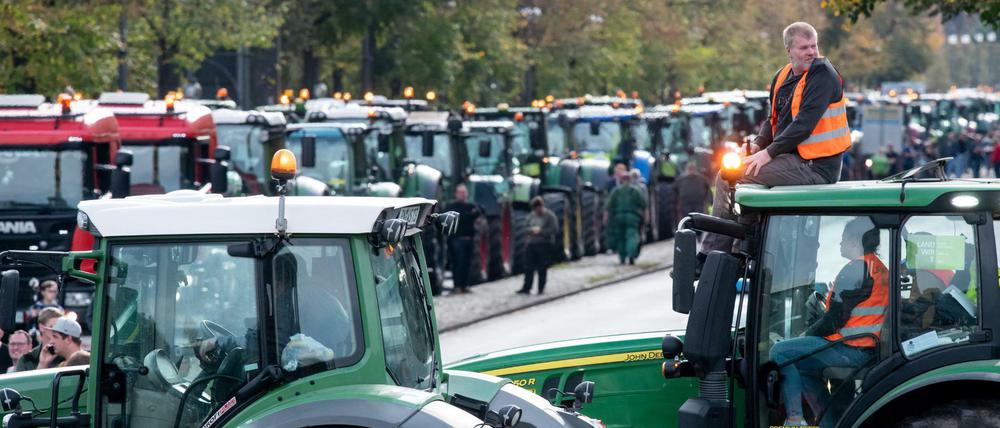 Große Räder. Bereits vor vier Wochen hatten die Bauern in Berlin protestiert. 