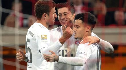 Traf diesmal nicht. Robert Lewandowski ließ Philippe Coutinho (r.) den Vortritt.