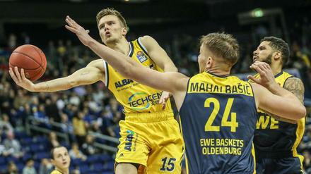 Albas Martin Hermannsson legt den Ball einfach mal außen vorbei.
