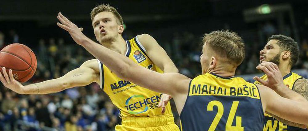 Albas Martin Hermannsson legt den Ball einfach mal außen vorbei.
