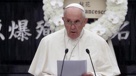 Papst Franziskus hält im Atomic Bomb Hypocenter Park in Nagasaki eine Rede.