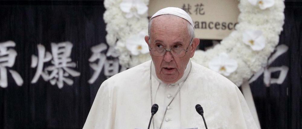 Papst Franziskus hält im Atomic Bomb Hypocenter Park in Nagasaki eine Rede.