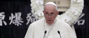 Papst Franziskus hält im Atomic Bomb Hypocenter Park in Nagasaki eine Rede.