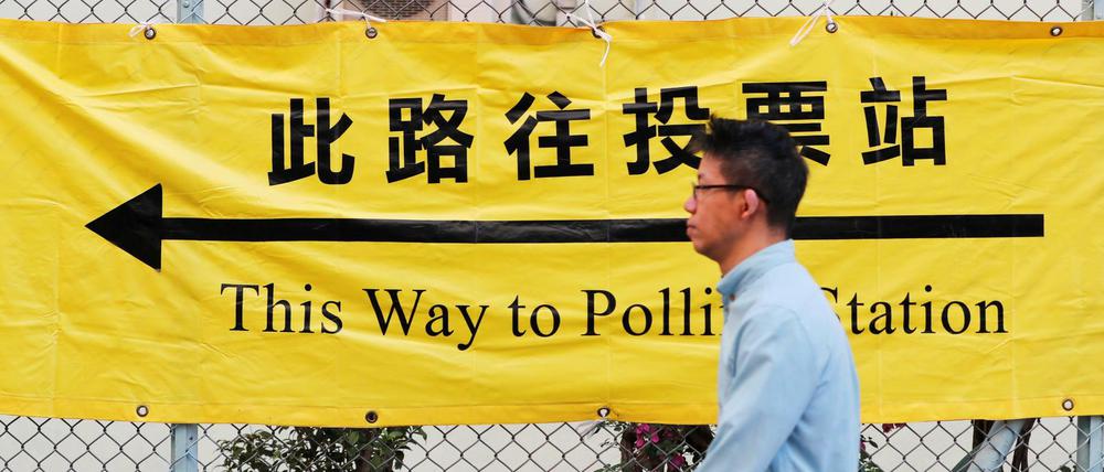 Ein Wähler geht zum Wahllokal in Hongkong.