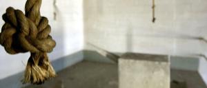 Seile hängen an einem Galgen in einem Hinrichtungsraum.