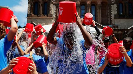 Eiswasser für Spenden im Kampf gegen ALS
