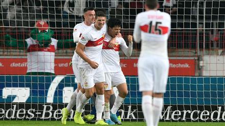 Endlich wieder jubeln. Die Stuttgarter siegten gegen Nürnberg - weil diesmal nur zwei Tore aberkannt wurden.
