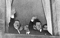 Hitler und Göring nach der Machtübergabe am 30. Januar 1933. Ihre Privatsachen sind jetzt versteigert worden.