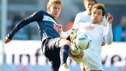 Selten am Ball. Trotz seiner Qualitäten kam Fabian Lustenberger (li., hier mit dem Mainzer Ivanschitz) nur selten zum Einsatz. 