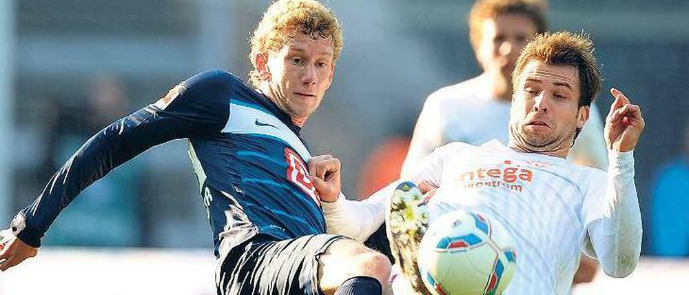 Selten am Ball. Trotz seiner Qualitäten kam Fabian Lustenberger (li., hier mit dem Mainzer Ivanschitz) nur selten zum Einsatz. 