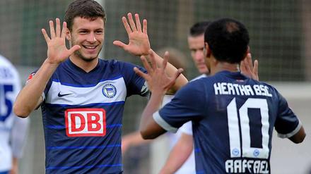 Hand drauf. Marco Djuricin bejubelt sein Tor mit Raffael.