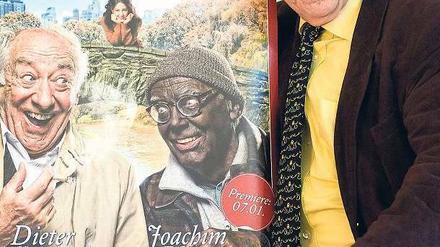 Geschichte und Gegenwart. Dieter Hallervorden mit dem umstrittenen Plakat zur umstrittenen Schlossparktheater-Inszenierung.