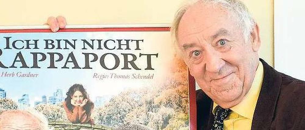 Geschichte und Gegenwart. Dieter Hallervorden mit dem umstrittenen Plakat zur umstrittenen Schlossparktheater-Inszenierung.
