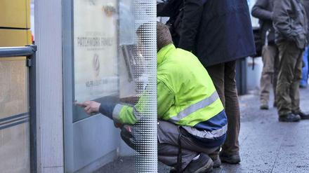 Säure-Alarm: Ein Kriminaltechniker untersucht an der Karl-Liebknecht-Straße am Alexanderplatz an einer Haltestelle der Sraßenbahn eine Scheibe.