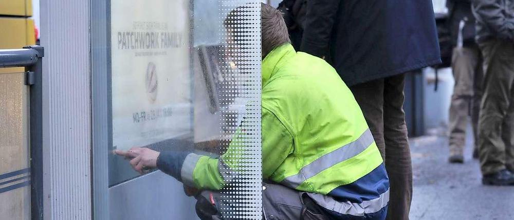 Säure-Alarm: Ein Kriminaltechniker untersucht an der Karl-Liebknecht-Straße am Alexanderplatz an einer Haltestelle der Sraßenbahn eine Scheibe.