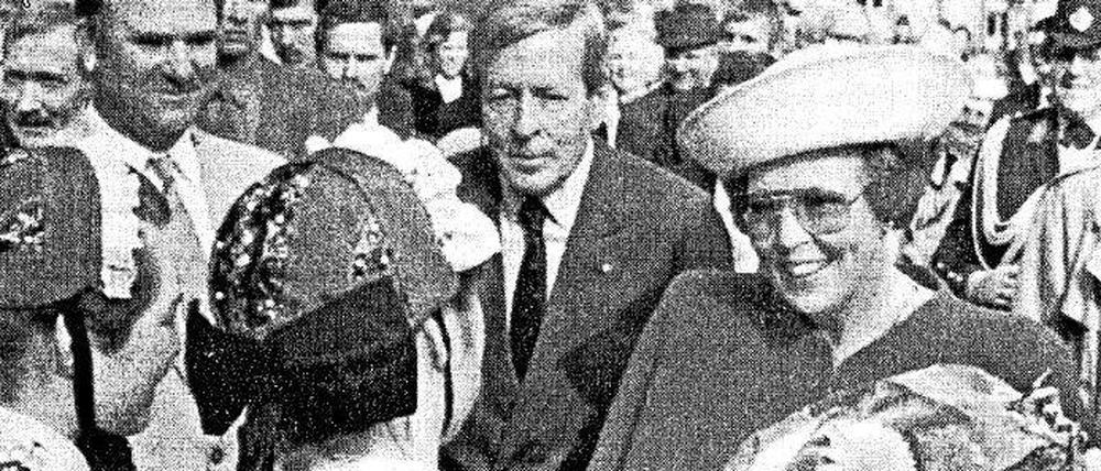Mit traditioneller Gastfreundschaft wurden die niederländische Königin Beatrix und ihr Mann Claus begrüßt.