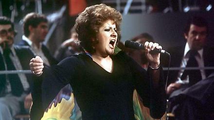 Sängerin Joy Fleming schmettert beim deutschen Vorentscheid für den Grand Prix d'Eurovision de la Chanson ihren Titel "Ein Lied kann eine Brücke sein".
