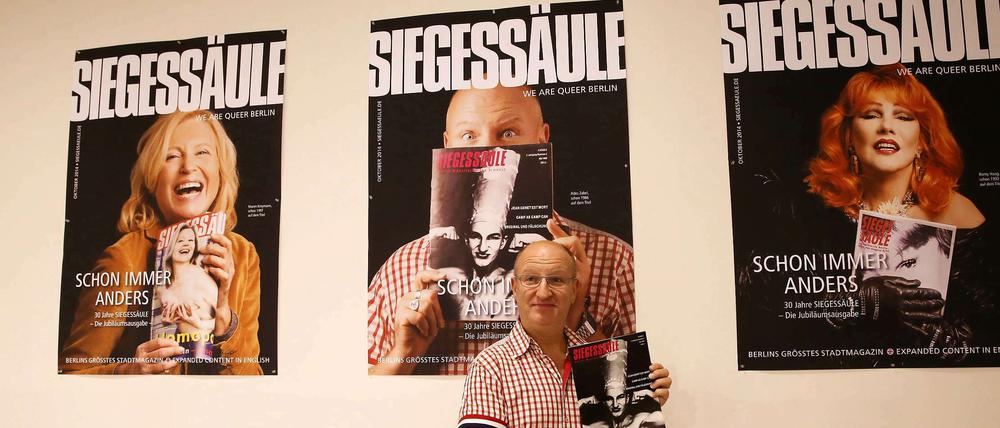 Comedian Ades Zabel vor den "Siegessäule"-Titelseiten im Schwulen Museum.
