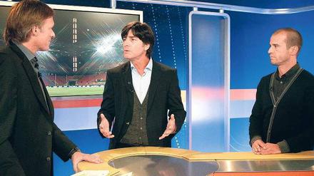 Klärungsbedarf. Bundestrainer Joachim Löw (Mitte), Moderator Gerd Delling (links) und Mehmet Scholl bei der obligatorischen Länderspiel-Analyse der ARD. Foto: WDR