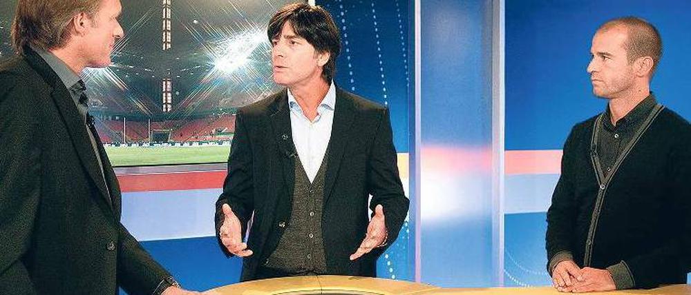 Klärungsbedarf. Bundestrainer Joachim Löw (Mitte), Moderator Gerd Delling (links) und Mehmet Scholl bei der obligatorischen Länderspiel-Analyse der ARD. Foto: WDR