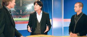 Klärungsbedarf. Bundestrainer Joachim Löw (Mitte), Moderator Gerd Delling (links) und Mehmet Scholl bei der obligatorischen Länderspiel-Analyse der ARD. Foto: WDR