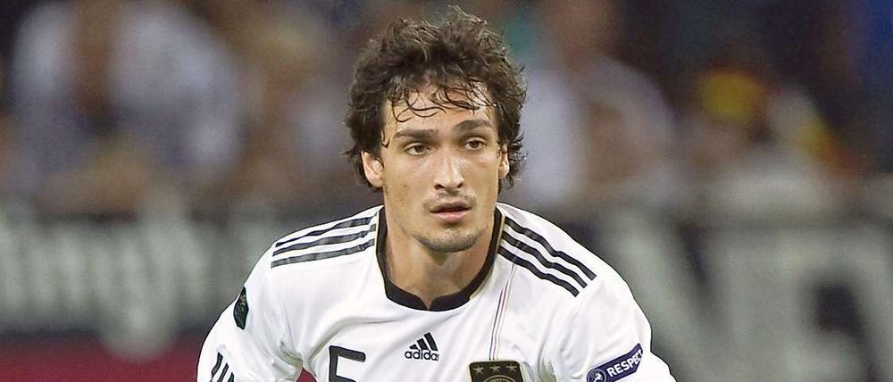 Mats Hummels, 23, wurde in der Jugendabteilung des FC Bayern groß, absolvierte aber für die Münchner nur ein Bundesligaspiel. Vor drei Jahren wechselte der Innenverteidiger nach Dortmund, zunächst Jahr auf Leihbasis, ein Jahr später dann komplett. Am 6. Mai 2010 bestritt er gegen Malta sein erstes von bisher zwölf Länderspielen.