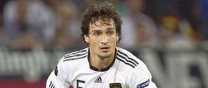 Mats Hummels, 23, wurde in der Jugendabteilung des FC Bayern groß, absolvierte aber für die Münchner nur ein Bundesligaspiel. Vor drei Jahren wechselte der Innenverteidiger nach Dortmund, zunächst Jahr auf Leihbasis, ein Jahr später dann komplett. Am 6. Mai 2010 bestritt er gegen Malta sein erstes von bisher zwölf Länderspielen. 
