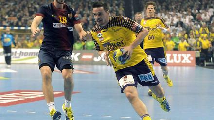 Auf dem Weg zum Erfolg: Füchse-Spieler Ivan Nincevic (r.) setzt zum Wurf an, Barcelonas Eduardo Gurbindo Martinez kann nicht mehr eingreifen.