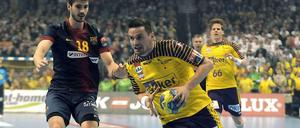 Auf dem Weg zum Erfolg: Füchse-Spieler Ivan Nincevic (r.) setzt zum Wurf an, Barcelonas Eduardo Gurbindo Martinez kann nicht mehr eingreifen.