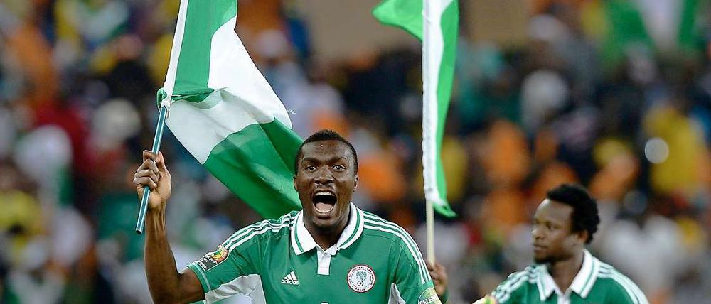 Jubel mit Fahne. Nigerias Verteidiger Azubuike Egwuekwe feiert den Triumph.