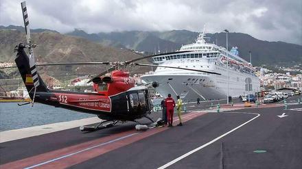 Rettungshubschrauber im Einsatz: Bei einer missglückten Rettungsübung sind auf einem Kreuzfahrtschiff auf den Kanarischen Inseln fünf Besatzungsmitglieder ums Leben gekommen.