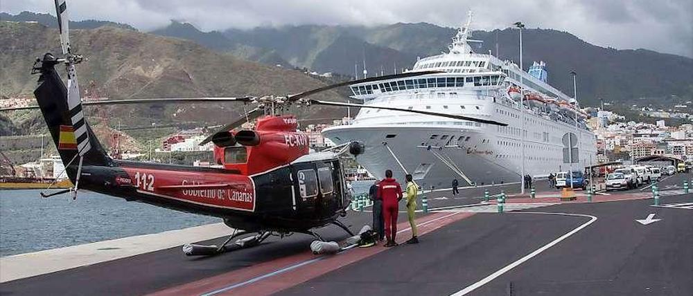 Rettungshubschrauber im Einsatz: Bei einer missglückten Rettungsübung sind auf einem Kreuzfahrtschiff auf den Kanarischen Inseln fünf Besatzungsmitglieder ums Leben gekommen. 