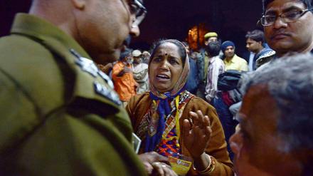 Bei einer Massenpanik beim Hindu-Fest in Indien starben an einem Bahnhof am Rande der Maha Kumbh Mela mehrere Menschen.