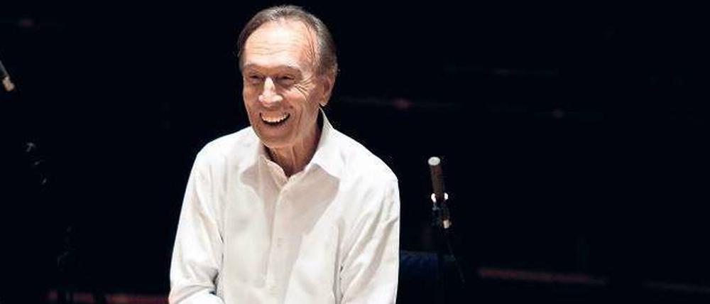 Der Gebende. Claudio Abbado probt mit den Musikern seines Lucerne Festival Orchestra, hier bei einem Gastspiel in Paris, 2010.