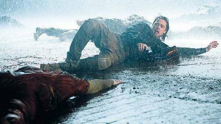 Nahkampf. Weltenretter Gerry Lane (Brad Pitt) wird heftig von einem Zombie bedrängt. „World War Z“ läuft ab Donnerstag in 18 Berliner Kinos. 